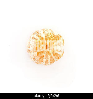 Eine ganze Geschälte Mandarine auf weißem Hintergrund Stockfoto