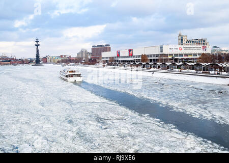 Moskau, Russland - Januar 18, 2019: Blick auf den gefrorenen Fluss Moskwa und Neue Tretjakow Galerie für Moderne Kunst auf Krimskiy Val und der Peter der Große Statue Stockfoto