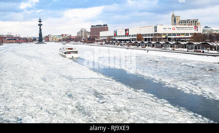 Moskau, Russland - 18. JANUAR 2019: Panoramablick auf den Fluss Moskwa und Neue Tretjakow Galerie für Moderne Kunst auf Krimskiy Val und der Peter der Große Stat Stockfoto