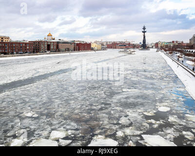 Moskau, Russland - Januar 18, 2019: Blick auf den gefrorenen Fluss Moskwa zwischen Krymskaya und Prechistenskaya Böschungen mit der Peter der Große Statue in Mo Stockfoto