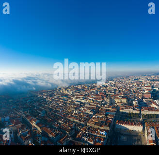 Antenne; Panoramablick drone Ansicht der nebligen Morgen in Lissabon; drohende Wolken über dem alten Ingwer Dächer; blau Skyline und die helle Sonne in Portugiesisch histor Stockfoto