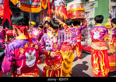 Einen kambodschanischen Tanz und musikalische Gruppe Praxis ihre Fähigkeiten vor dem chinesischen Neujahr in der Stadt Phnom Penh. Stockfoto