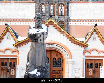Moskau, Russland - Januar 24, 2019: Monument für Pawel Tretjakow vor dem Eingang zum Hauptgebäude der nationalen Kunst Museum der Staatlichen Tretjakow Galler Stockfoto