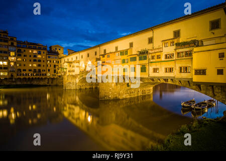 Blick auf die beleuchtete Brücke Ponte Vecchio über den Arno in der Nacht Stockfoto