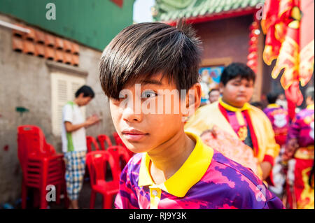 Einen kambodschanischen Tanz und musikalische Gruppe Praxis ihre Fähigkeiten vor dem chinesischen Neujahr in der Stadt Phnom Penh. Stockfoto