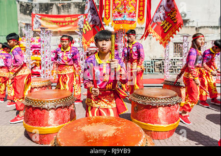 Einen kambodschanischen Tanz und musikalische Gruppe Praxis ihre Fähigkeiten vor dem chinesischen Neujahr in der Stadt Phnom Penh. Stockfoto