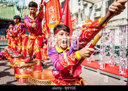 Einen kambodschanischen Tanz und musikalische Gruppe Praxis ihre Fähigkeiten vor dem chinesischen Neujahr in der Stadt Phnom Penh. Stockfoto