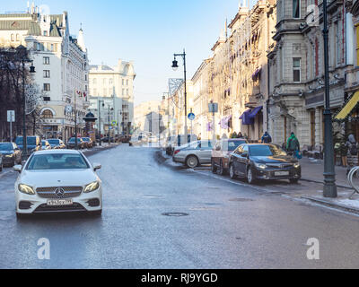 Moskau, Russland - Januar 24, 2019: Autos und Menschen auf der Petrovka Street in der Stadt Moskau im Winter. Petrovka ist eines der wichtigsten und ältesten Straßen des c Stockfoto