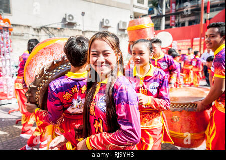 Einen kambodschanischen Tanz und musikalische Gruppe Praxis ihre Fähigkeiten vor dem chinesischen Neujahr in der Stadt Phnom Penh. Stockfoto