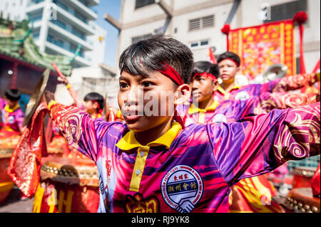 Einen kambodschanischen Tanz und musikalische Gruppe Praxis ihre Fähigkeiten vor dem chinesischen Neujahr in der Stadt Phnom Penh. Stockfoto