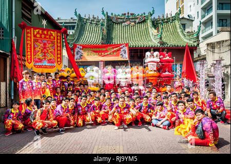 Einen kambodschanischen Tanz und musikalische Gruppe Praxis ihre Fähigkeiten vor dem chinesischen Neujahr in der Stadt Phnom Penh. Stockfoto