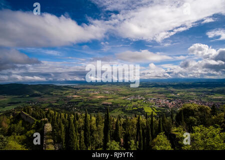 Luftaufnahme von Fortezza del Girifalco auf typische hügelige Landschaft der Toskana Stockfoto