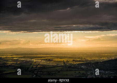 Luftaufnahme von Fortezza del Girifalco auf typische hügelige Toskanische Landschaft bei Sonnenuntergang Stockfoto