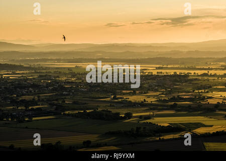 Luftaufnahme von Fortezza del Girifalco auf typische hügelige Toskanische Landschaft bei Sonnenuntergang Stockfoto