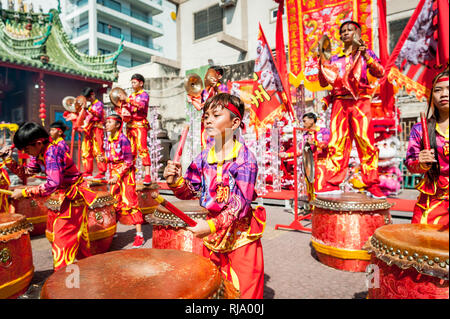 Einen kambodschanischen Tanz und musikalische Gruppe Praxis ihre Fähigkeiten vor dem chinesischen Neujahr in der Stadt Phnom Penh. Stockfoto