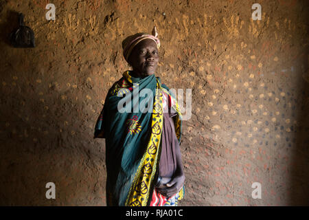 Yarsi Village, Yako, 1. Dezember 2016; Fati Kogwindiga, 59, Leiterin der Gruppe Damen Shea. Stockfoto