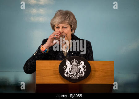 Premierminister Theresa May Getränke ein Glas Wasser, als sie sich mit Vertretern der Wirtschaft an der Allstate in Belfast auf Ihrem Brexit Pläne spricht. Stockfoto