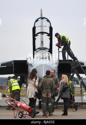 Flight Lieutenant Chris Gebietsübergreifende, der seinen 6000Th Flugstunde getaktet, Gespräche zu Flight Lieutenant Nathan Shawker, die letzten Piloten ausgebildet zu werden zu fliegen, Tornado, nach Wiederherstellung des abschließenden drei RAF Tornado GR4 zurück zu ihrer Heimatbasis an RAF Marham in Norfolk, die Operationen, die abgeschlossen sind und im Nahen Osten für die letzte Zeit vor der Pensionierung des Flugzeugs. Stockfoto