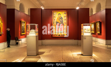 Moskau, Russland - Januar 25, 2019: Hausmeister in der Halle des alten byzantinischen Kunst der wichtigste Ausstellung im Staatlichen Museum Puschkin Puschkin Museum der Bildenden Künste. Stockfoto