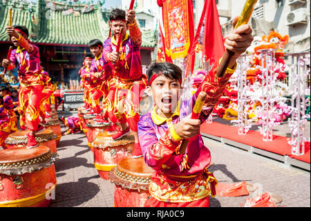 Einen kambodschanischen Tanz und musikalische Gruppe Praxis ihre Fähigkeiten vor dem chinesischen Neujahr in der Stadt Phnom Penh. Stockfoto