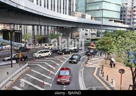 OSAKA, Japan - 25. April: Autos fahren in dichtem Verkehr am 25. April 2012 in Osaka, Japan. Mit 589 Fahrzeugen pro Kopf, Japan ist unter den meisten motorisierten Co Stockfoto