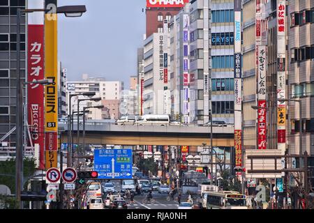 OSAKA, Japan - 24. April: Pendler der Innenstadt entfernt am 24. April 2012 in Osaka, Japan. Osaka's Verhältnis zwischen Tag und Nacht Bevölkerung ist 141%, h Stockfoto