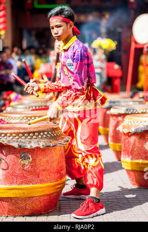 Einen kambodschanischen Tanz und musikalische Gruppe Praxis ihre Fähigkeiten vor dem chinesischen Neujahr in der Stadt Phnom Penh. Stockfoto