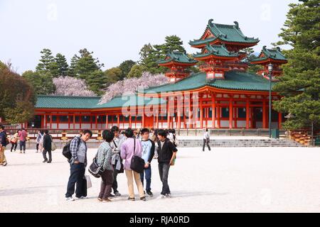 KYOTO, Japan - 19. April: Touristen besuchen Heian Jingu Schrein am 19. April in Kyoto, Japan 2012. Alte Kyoto ist ein UNESCO-Weltkulturerbe und war Visite Stockfoto