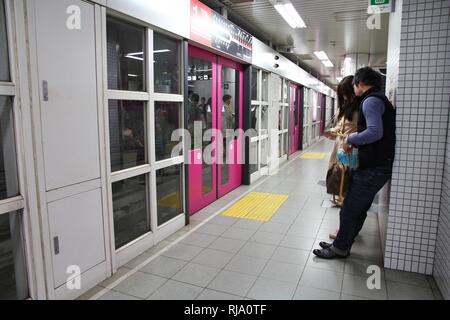 KYOTO, Japan - 14. April: Die Menschen warten für Kyoto städtische U-Bahn am 14. April 2012 in Kyoto, Japan. Kyoto der U-Bahn besteht seit 1981, hat 29 statio Stockfoto
