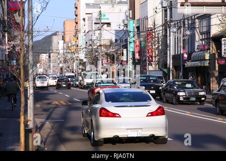 KYOTO, Japan - 14. April: Autos fahren in dichtem Verkehr am 14. April 2012 in Kyoto, Japan. Mit 589 Fahrzeugen pro Kopf, Japan ist unter den meisten motorisierten Co Stockfoto