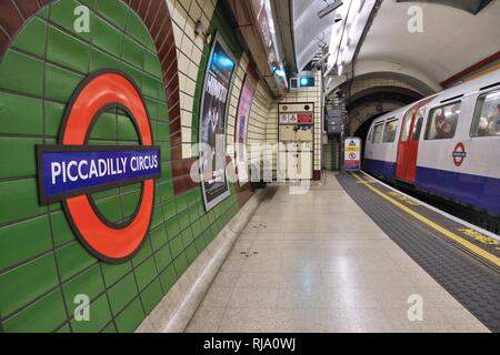 LONDON, UK, 14. MAI 2012: Piccadilly Circus U-Bahn-Station in London. Die Londoner U-Bahn ist der 11 Verkehrsreichsten U-System weltweit mit 1,1 Bil Stockfoto