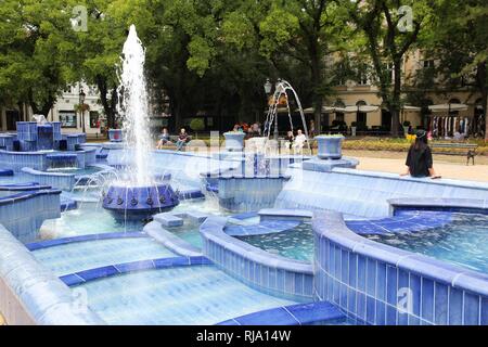 SUBOTICA, Serbien - 12. August: die Menschen besuchen Jugendstil Blau Brunnen am 12. August 2012 in Subotica, Serbien. Subotica hat die meisten Jugendstil monumen Stockfoto