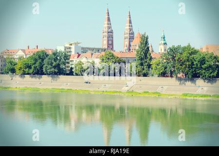 Szeged, Ungarn. Stadt Csongrad County. Stadtbild mit Theiß. Vintage Farben. Stockfoto