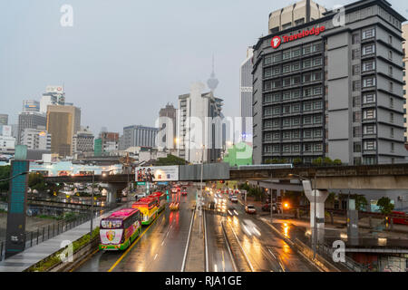 Der Verkehr auf den Straßen während eines regnerischen Tag in Kuala Lumpur, Malaysia Stockfoto