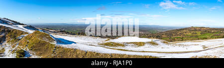 Panorama von Cleeve Hill mit Blick über Cheltenham und auf den Severn Plain darüber hinaus an einem klaren Wintertag Stockfoto