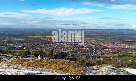 Panorama von Cleeve Hill mit Blick über Cheltenham und auf den Severn Plain darüber hinaus an einem klaren Wintertag Stockfoto