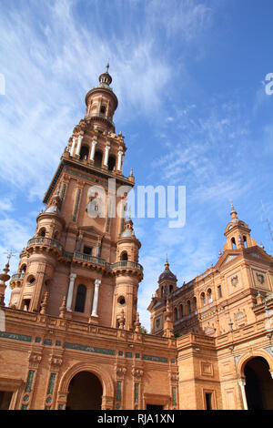 Berühmte Turm (Torre Norte) an der Plaza de Espana, Sevilla, Spanien Stockfoto