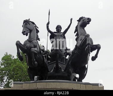 Boadicea und ihre Töchter, eine bronzene Figurengruppe in London, mit Boudicca, die Königin der Keltischen Iceni Stamm, der einen Aufstand im römischen Britannien geführt. Es ist an der Westminster Bridge, London. Der englische Künstler und Ingenieur Thomas Thorneycroft. Stockfoto