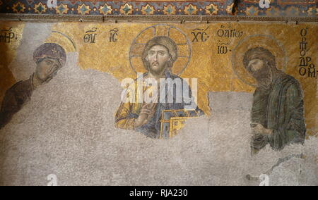 Jungfrau Maria, Jesus Christus und Johannes der Täufer, in einem aus dem 13. Jahrhundert, byzantinische Mosaik; Hagia Sofia, Istanbul, Türkei dargestellt. Die Hagia Sophia ist ein ehemaliger der griechisch-orthodoxen, der Christlichen Kirche, später ein Ottoman Imperial Moschee und jetzt ein Museum. In 537 AD am Anfang des Mittelalters erbaut, wurde es berühmt vor allem für seine mächtige Kuppel. Es war das zweitgrößte Gebäude der Welt und eine Technik, die ihrer Zeit bewundern. Stockfoto