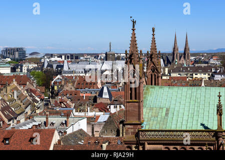 Europäische Parlament, Münster Türme und St. Paul's Kirche in Straßburg, Frankreich Stockfoto