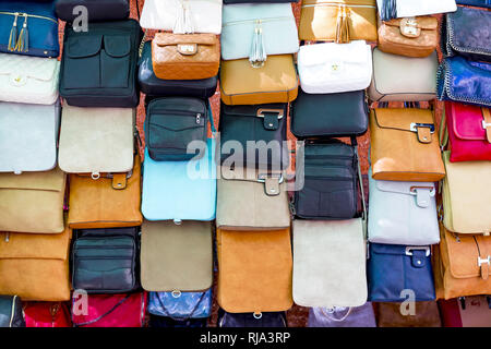 Verkauf von Lederwaren, Wochenmarkt, Alcudia, im Norden der Insel Mallorca, Mittelmeer, Spanien, Südeuropa Stockfoto