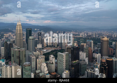 Ein Blick auf die Petronas Twin Towers vom Menara Tower in Kuala Lumpur, Malaysia Stockfoto