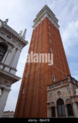 St Mark's Campanile am Markusplatz in Venedig Stockfoto