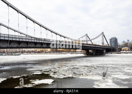 Blick auf Krymsky (Krim) Brücke über Fluss Moskwa mit treibenden Eisblöcke in der Stadt Moskau im Winter Tag. Krymsky Bridge ist die einzige Hängebrücke Stockfoto