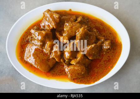 Malaysische Street Food ein köstliches indisches mutton Curry auf Table Setup. Stockfoto