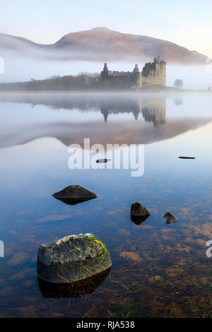 Kilchurn Castle am Loch Awe auf einem nebligen Morgen gefangen. Stockfoto