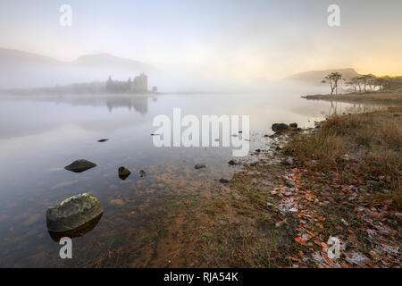 Kilchurn Castle am Loch Awe auf einem nebligen Morgen gefangen. Stockfoto