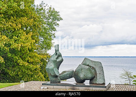 Tretting (Dänemark): Louisiana Museum der Modernen Kunst, die sich am Ufer des Öresund; Henry Moore: Zweiteilige liegende Abbildung Nr. 5 Stockfoto