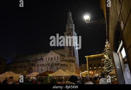 Modena, Emilia Romagna, Italien. Dezember 2018. Piazza Maggiore ist das Zentrum der Stadt. Der Uhrturm und die Kathedrale sind charakteristische Elemente Stockfoto