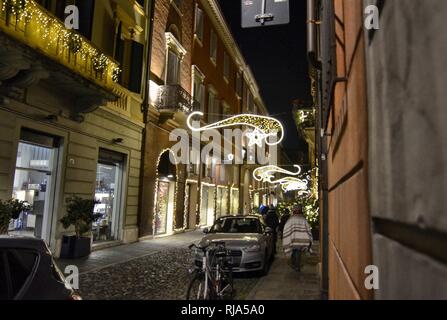 Modena, Emilia Romagna, Italien. Dezember 2018. Nacht Blick auf die Straßen des historischen Zentrums. Die Weihnachtliche Atmosphäre wird unterstrichen durch die hellen d Stockfoto